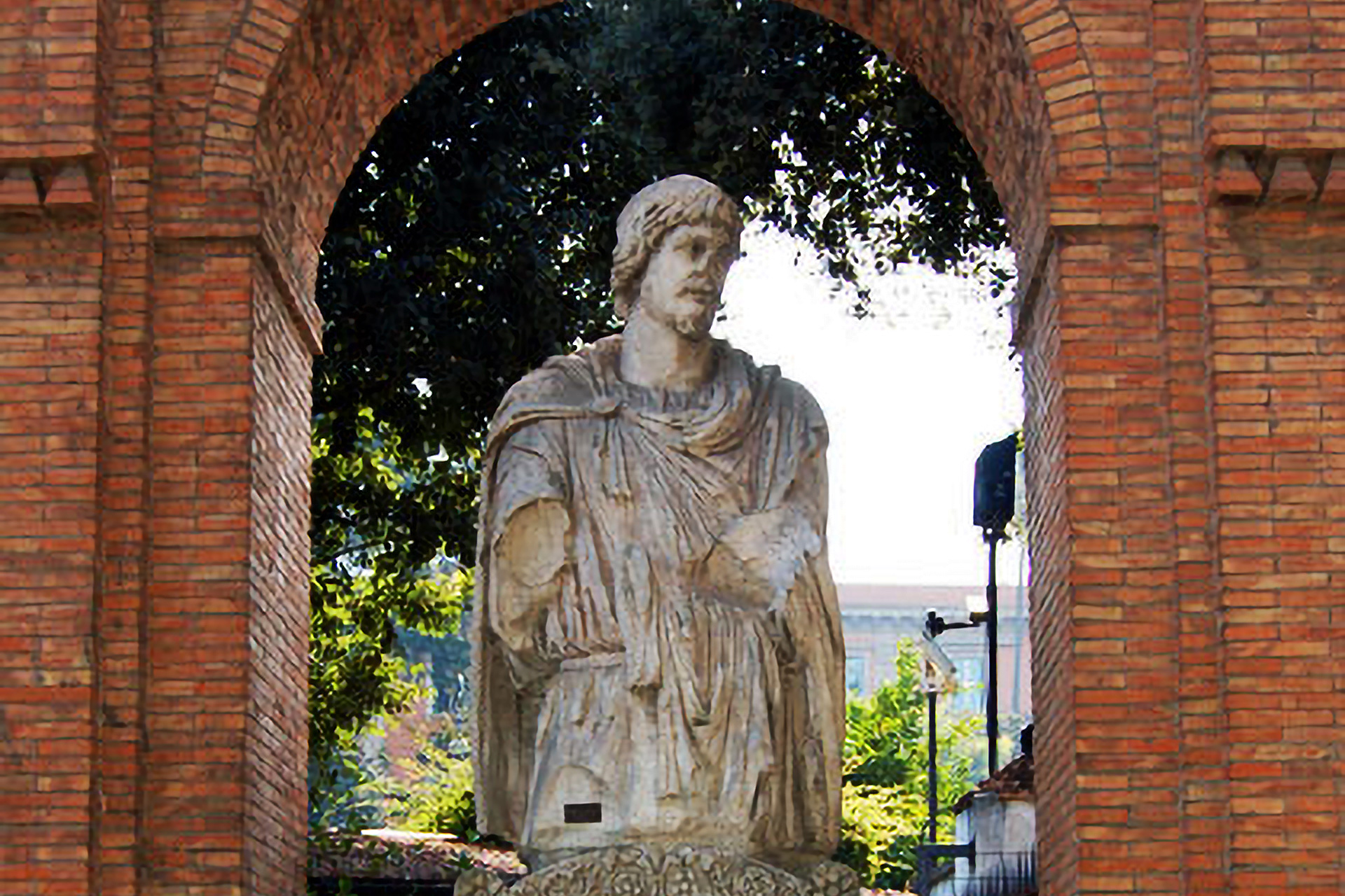 Statuie de Dac Capilatus