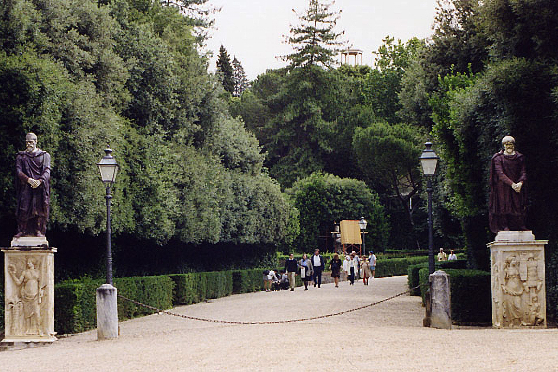 Statuie de nobil Dac, Capilatus